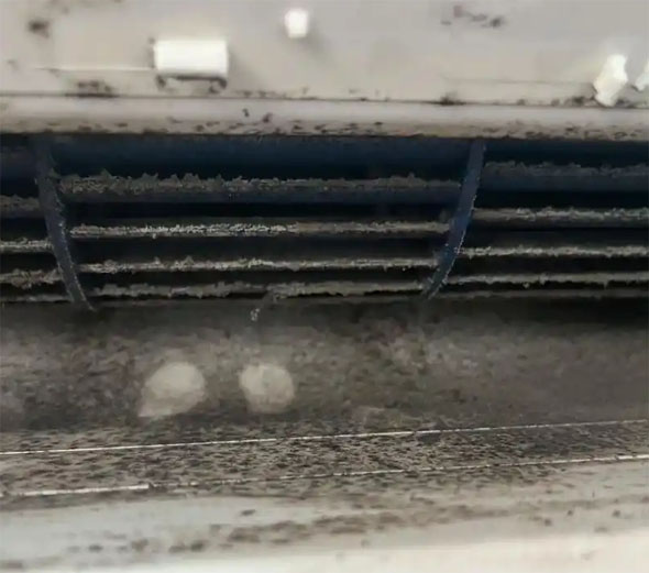 临清空调吹的风有股烧焦味是怎么回事